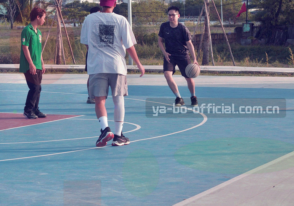 桌面摊开的联系信息卡片、电话机与手写邮件草稿，暖色纸张背景